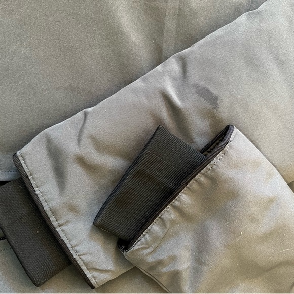 Canada Goose Rossclair Parka. Size Medium - Picture 16 of 16